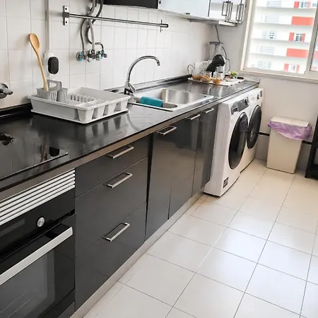 Spacious With 4 Bedrooms Lejlighed